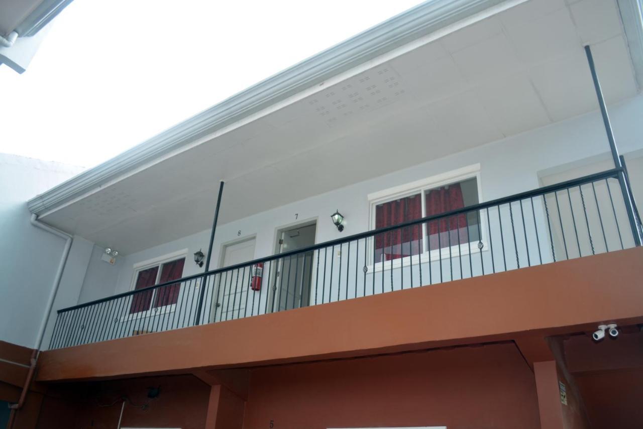 Ashley And Bill'S Suites 'N Garden Hotel And Vacation Homes カルカル  エクステリア 写真